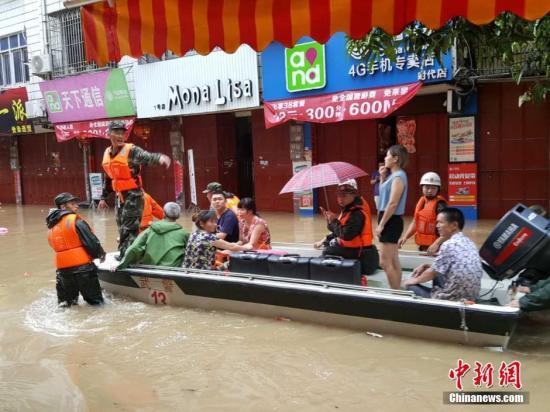 7月9日，受“尼伯特”影响，福建普降暴雨。 李江源 摄