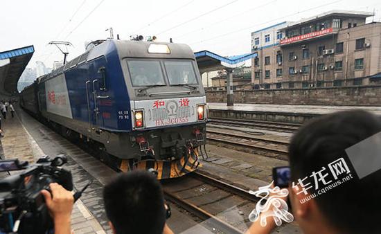 本日，兰渝铁路全线开明经营。记者 李理科 摄