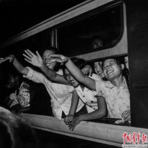 1964年8月31日，北京市第一批中学结业生动身去北年夜荒，在北京火趁魅站遭到热闹欢迎。铁矛/摄