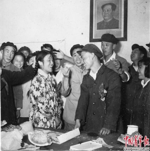 1956年8月，甘肃省酒泉市石油新村，石油工人举行婚礼。铁矛/摄