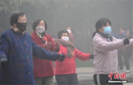 ↑12月4日，河北省景象台在差别时段分辨宣布了年夜雾白色预警旌旗灯号跟霾白色预警旌旗灯号。