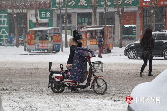 8日，辽宁多地呈现降雪，给住民出行带来影响。