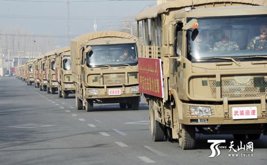 武警官兵在跟田市重要街道跟重点部位停止武装巡查。（新疆日报记者卢平易近一 阿扎提玉素甫江摄）