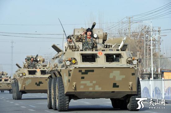 武警官兵在跟田市重要街道跟重点部位停止武装巡查。（新疆日报记者卢平易近一 阿扎提玉素甫江摄）