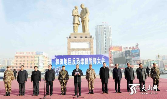 2月16日，“扬威震慑 武装拉动”自治区反恐维稳誓师年夜会在跟田举办。自治区党委副书记、政法委书记朱海仑缺席年夜会并发言。（新疆日报记者卢平易近一 阿扎提玉素甫江摄）