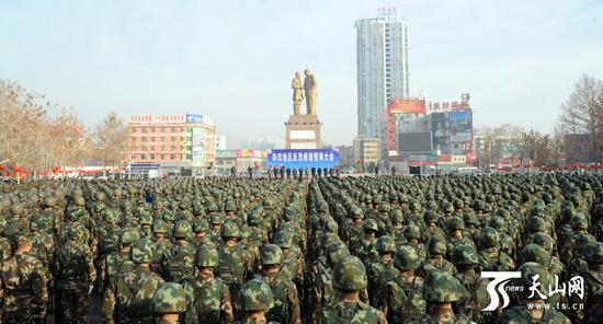 2月16日，“扬威震慑 武装拉动”自治区反恐维稳誓师年夜会在跟田举办。（新疆日报记者卢平易近一 阿扎提玉素甫江摄）