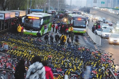 23日，北京，位于年夜望桥东侧的公交趁魅站被上千辆共享单车“围困”。