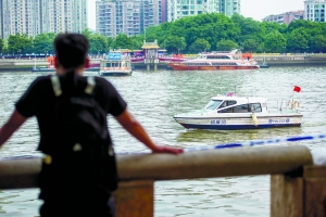 昨日下战书，警方的搜救任务仍在缓和停止中