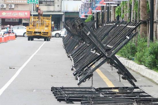 台警方在演艺厅方圆架起层层拒马。（图片起源：台湾《结合报》）