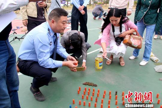 图为办案平易近警展现犯法怀疑人制作的弹药。 钟欣 摄