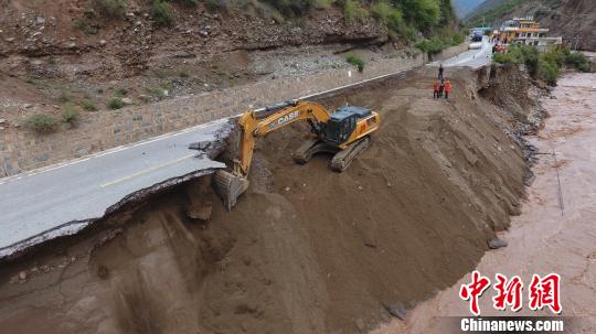 受连续降雨影响，云南多条公路产生泥石流、滑坡等险情。　云南省交通厅供给　摄