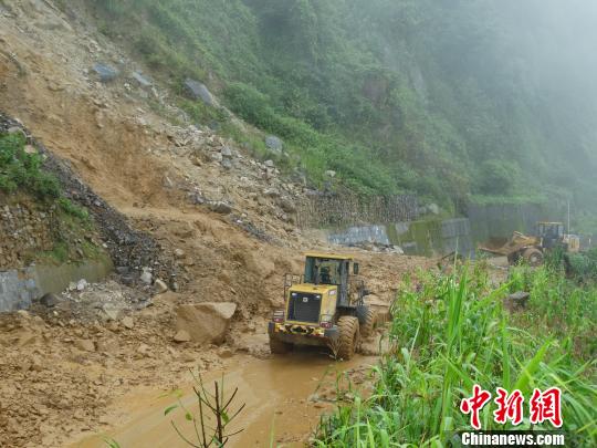 受连续降雨影响，云南多条公路产生泥石流、滑坡等险情。　云南省交通厅供给 摄