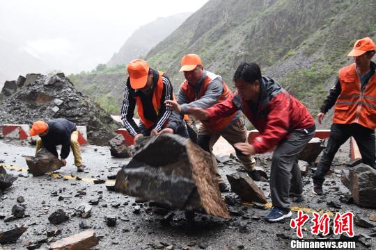 受连续降雨影响，云南多条公路产生泥石流、滑坡等险情。　云南省交通厅供给 摄