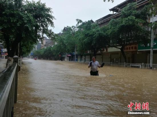 8月14日，受流域内连续强降雨影响，广西柳州市融水苗族自治县融江河水暴跌，县城老城区被淹，住民只得搭船出行。蒙鸣明 摄